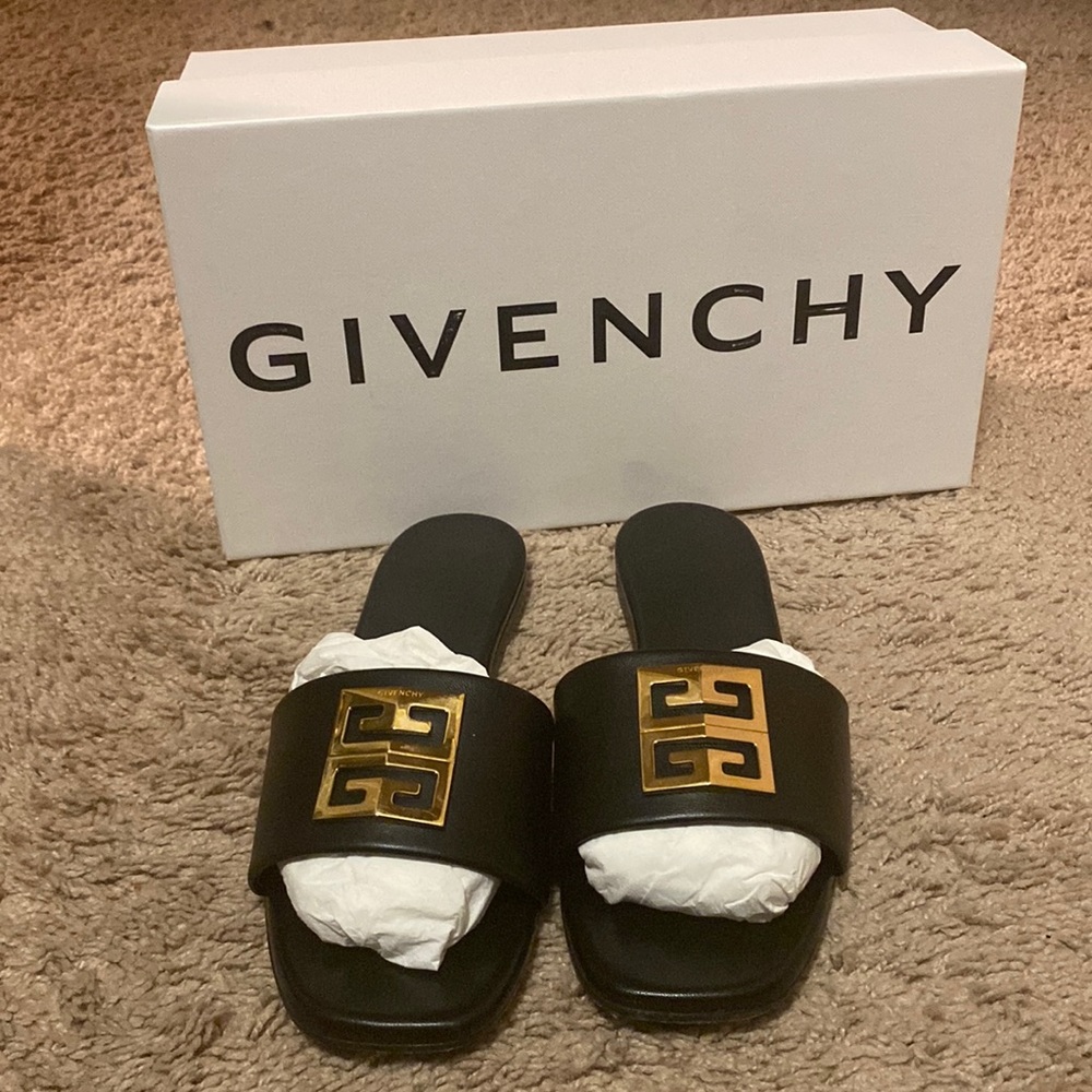 Givenchy
4G Lambskin Medallion Flat Sandals